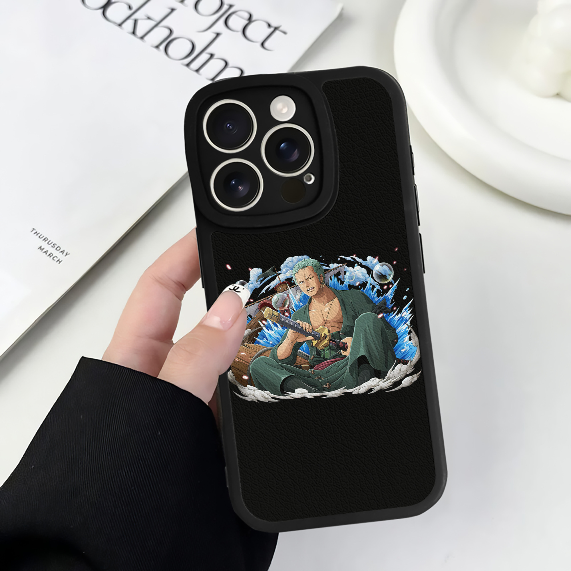 （画像用） ワンピース ロロノア・ゾロ ONE PIECE Roronoa Zoro 【iPhone 16シリーズ対応】シリコンスマホケース（レザー調） 材質：シリコン